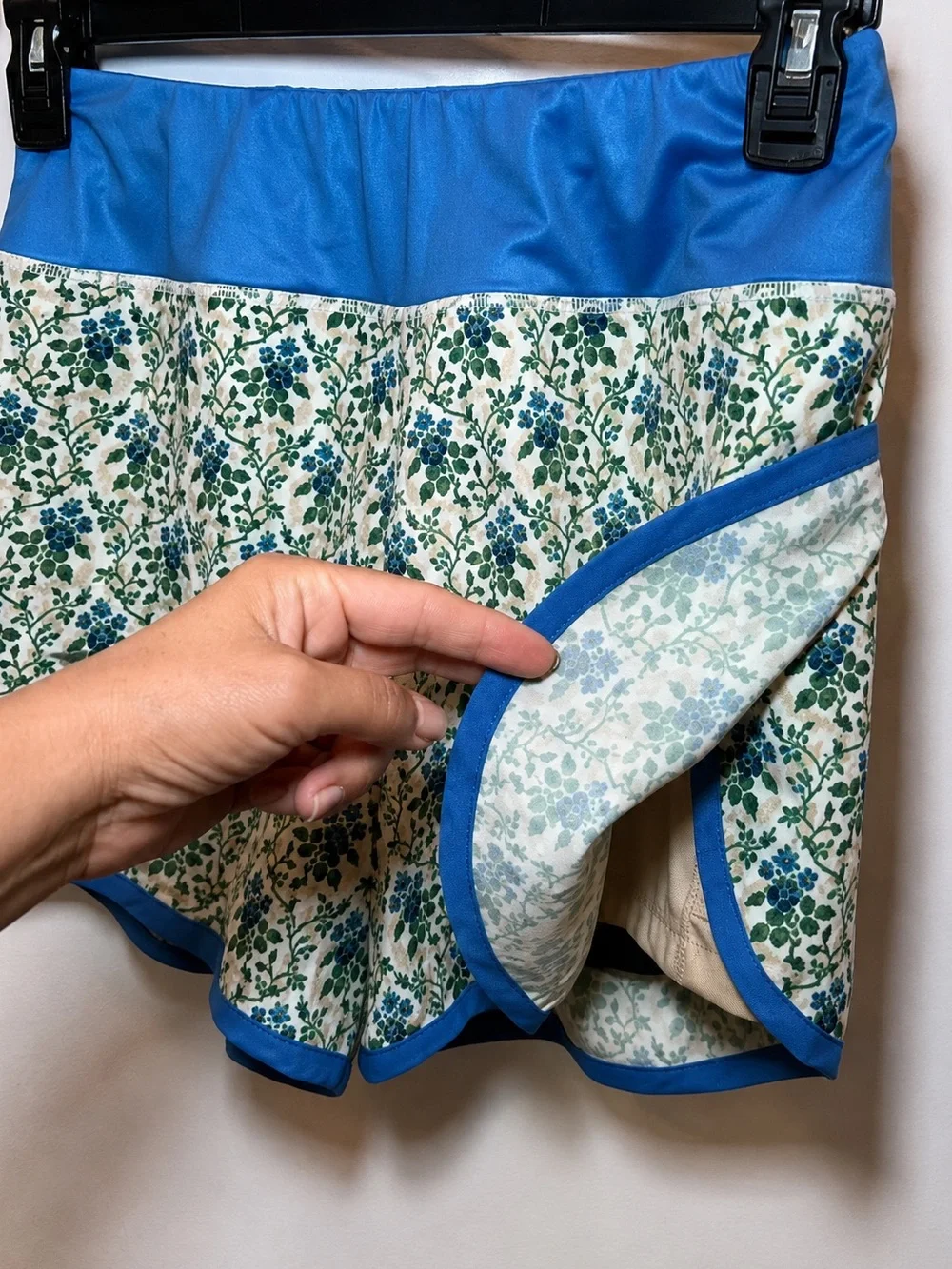 TUCKERNUCK Sport Floral Running Shorts Tennis Blue White Lined Small NWOT